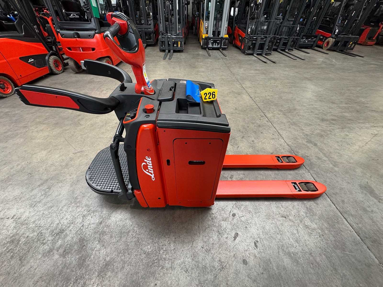2020 SERVICE + UVV 10/2026 LINDE T20AP 2,000KG PALLET TRUCK ANT STACKER PLATFORM T20 AP 2,536 HOURS - Villás targonca: 3 kép. 2020 SERVICE + UVV 10/2026 LINDE T20AP 2,000KG PALLET TRUCK ANT STACKER PLATFORM T20 AP 2,536 HOURS - Villás targonca: 3 kép.