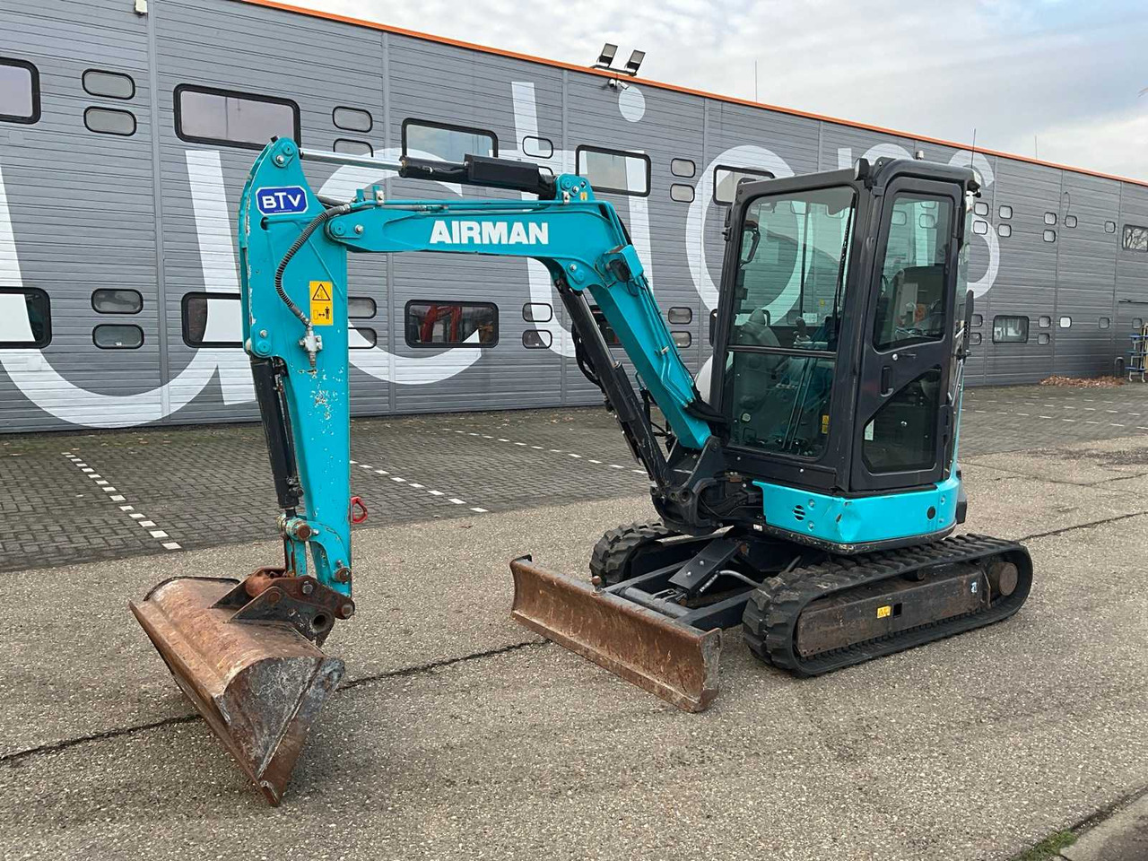 2023 AIRMAN AX33U-7 MIDI EXCAVATOR - Kotrógép: 1 kép. 2023 AIRMAN AX33U-7 MIDI EXCAVATOR - Kotrógép: 1 kép.