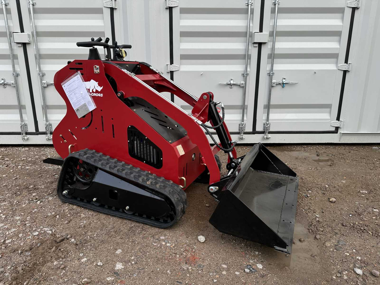 2024 RHINO-CROSS NDI625 MINI BOBCAT - Gumikerekes homlokrakodó: 2 kép. 2024 RHINO-CROSS NDI625 MINI BOBCAT - Gumikerekes homlokrakodó: 2 kép.