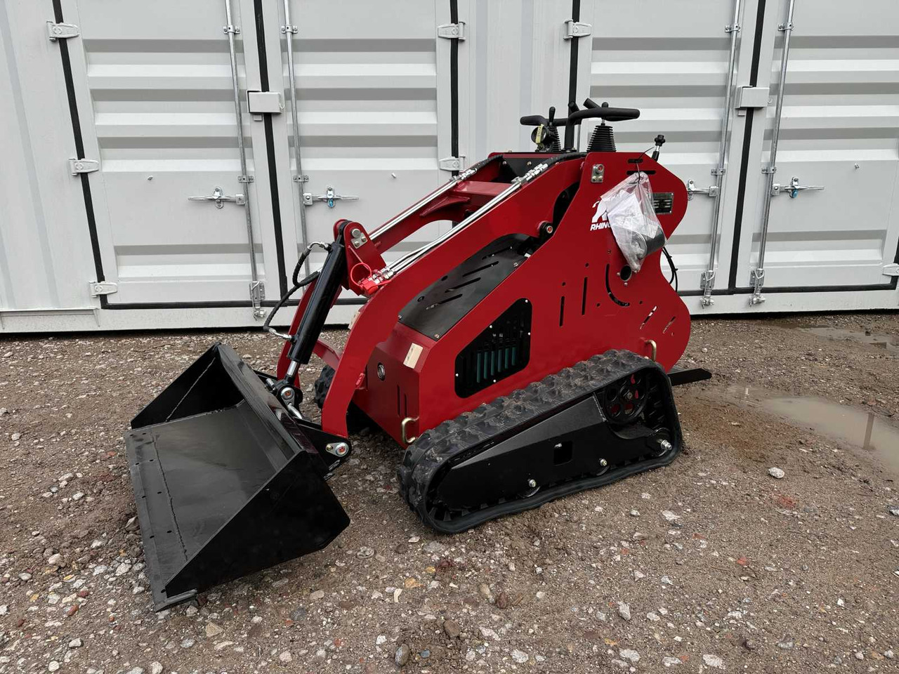 2024 RHINO-CROSS NDI625 MINI BOBCAT - Gumikerekes homlokrakodó: 3 kép. 2024 RHINO-CROSS NDI625 MINI BOBCAT - Gumikerekes homlokrakodó: 3 kép.