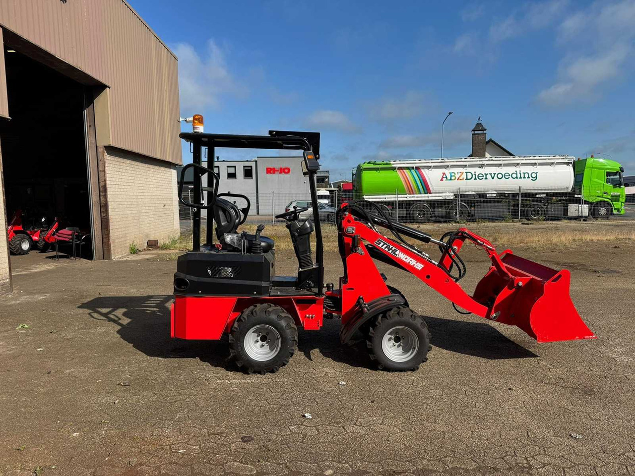 2024 STAHLWORKS R906 SHOVEL - Gumikerekes homlokrakodó: 2 kép. 2024 STAHLWORKS R906 SHOVEL - Gumikerekes homlokrakodó: 2 kép.