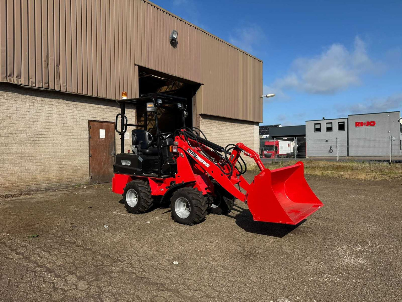 2024 STAHLWORKS R906 SHOVEL - Gumikerekes homlokrakodó: 1 kép. 2024 STAHLWORKS R906 SHOVEL - Gumikerekes homlokrakodó: 1 kép.