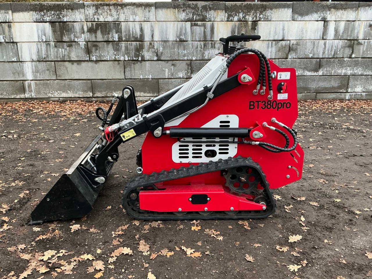 2025 BISON TEK BT380 PRO SKID STEER LOADER UNUSED - Kompakt lánctalpas rakodó: 2 kép. 2025 BISON TEK BT380 PRO SKID STEER LOADER UNUSED - Kompakt lánctalpas rakodó: 2 kép.