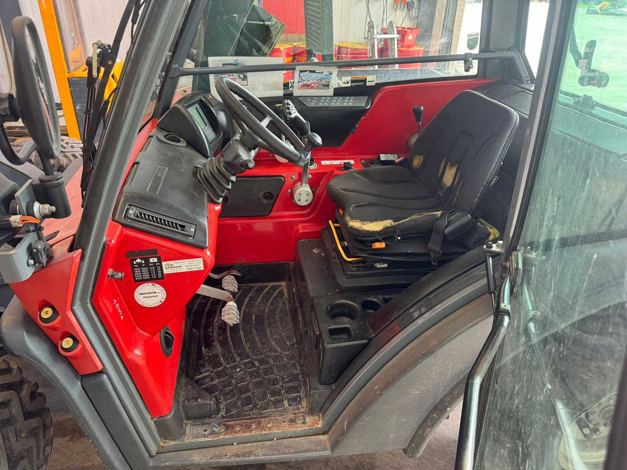 AEBI TT280 - Kommunális traktor: 4 kép. AEBI TT280 - Kommunális traktor: 4 kép.