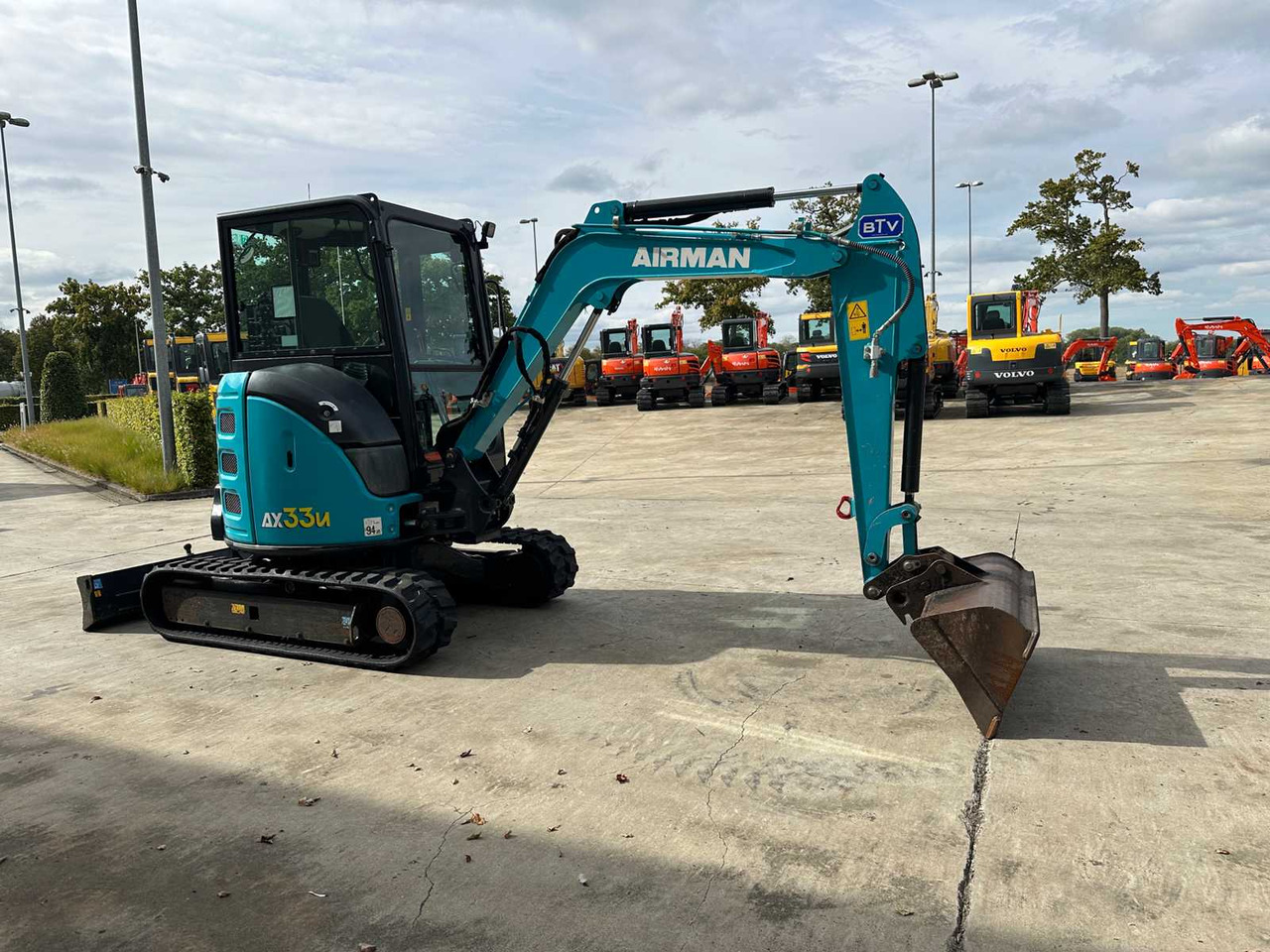 AIRMAN - 2023 - AX33U-7 - MIDI EXCAVATOR - Kotrógép: 3 kép. AIRMAN - 2023 - AX33U-7 - MIDI EXCAVATOR - Kotrógép: 3 kép.