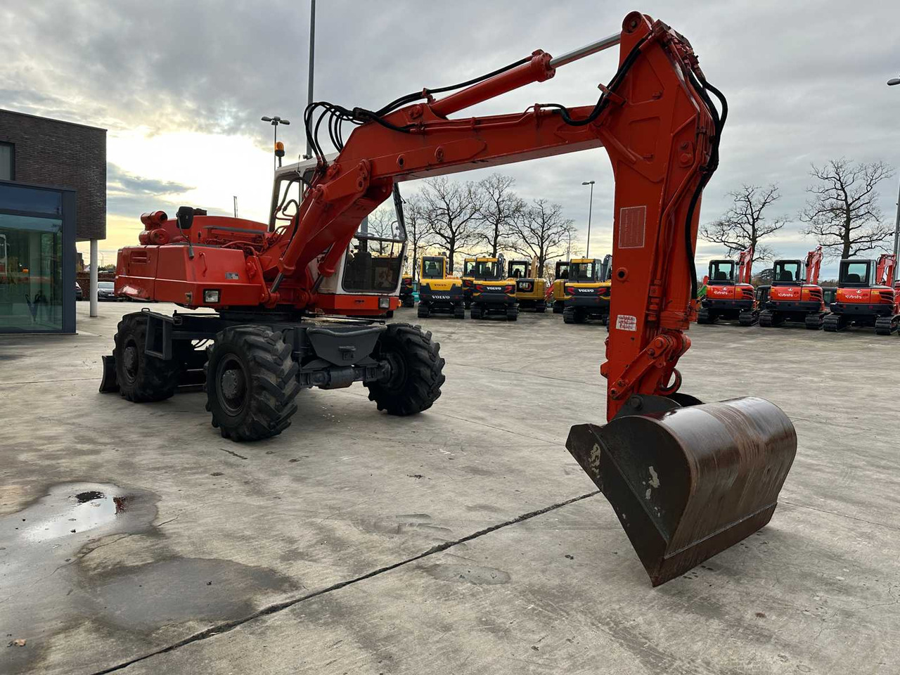 ATLAS - 1985 - 1302E - WHEELED EXCAVATOR - Gumikerekes kotró: 3 kép. ATLAS - 1985 - 1302E - WHEELED EXCAVATOR - Gumikerekes kotró: 3 kép.