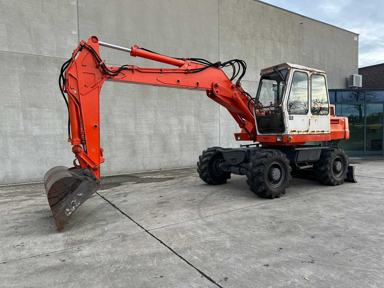 ATLAS - 1985 - 1302E - WHEELED EXCAVATOR - Gumikerekes kotró: 1 kép. ATLAS - 1985 - 1302E - WHEELED EXCAVATOR - Gumikerekes kotró: 1 kép.