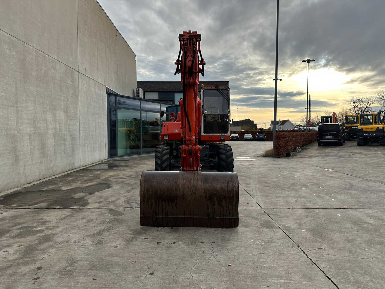 ATLAS - 1985 - 1302E - WHEELED EXCAVATOR - Gumikerekes kotró: 2 kép. ATLAS - 1985 - 1302E - WHEELED EXCAVATOR - Gumikerekes kotró: 2 kép.