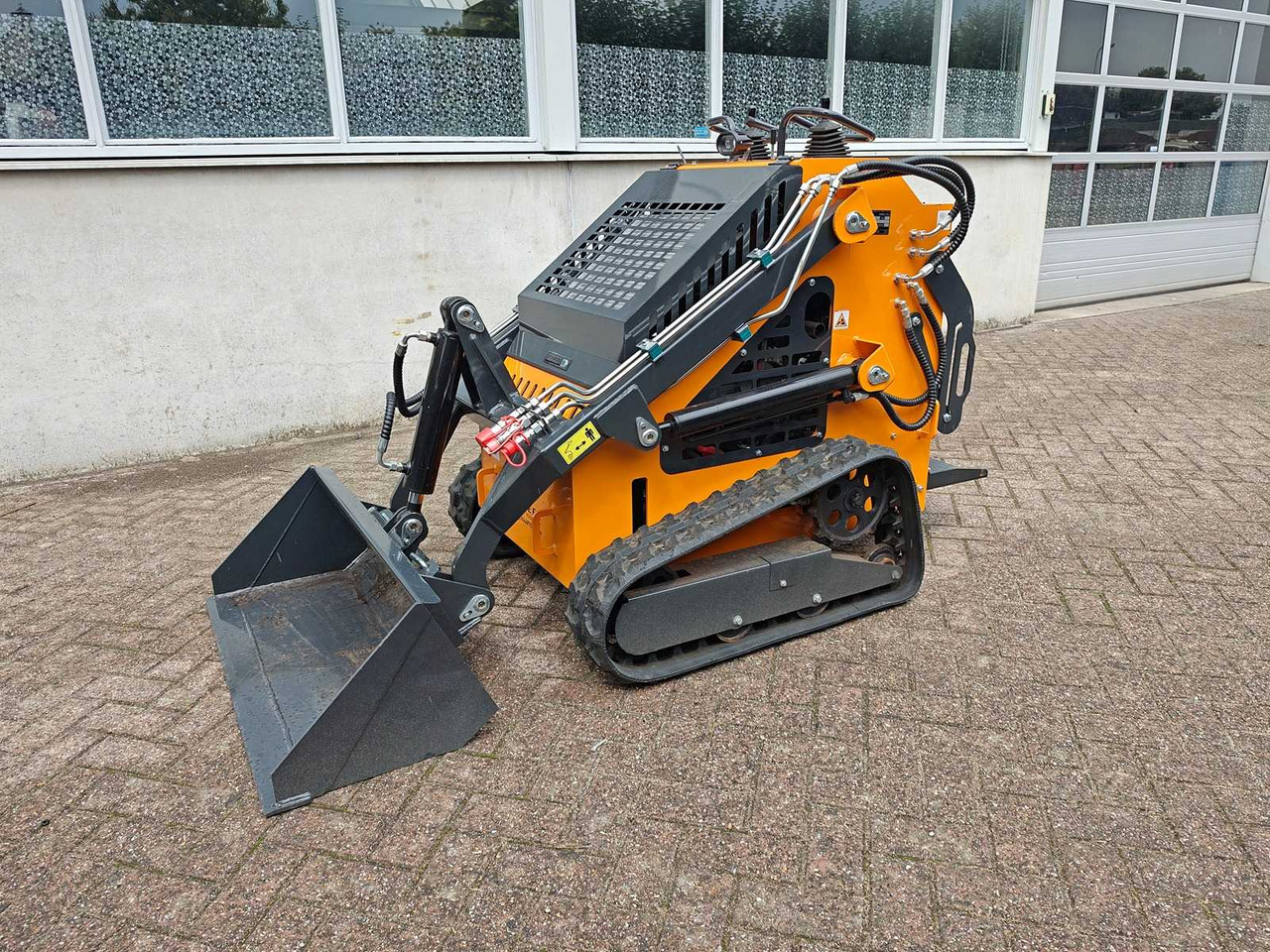 Arteer QB-480 - Mini homlokrakodó: 1 kép. Arteer QB-480 - Mini homlokrakodó: 1 kép.