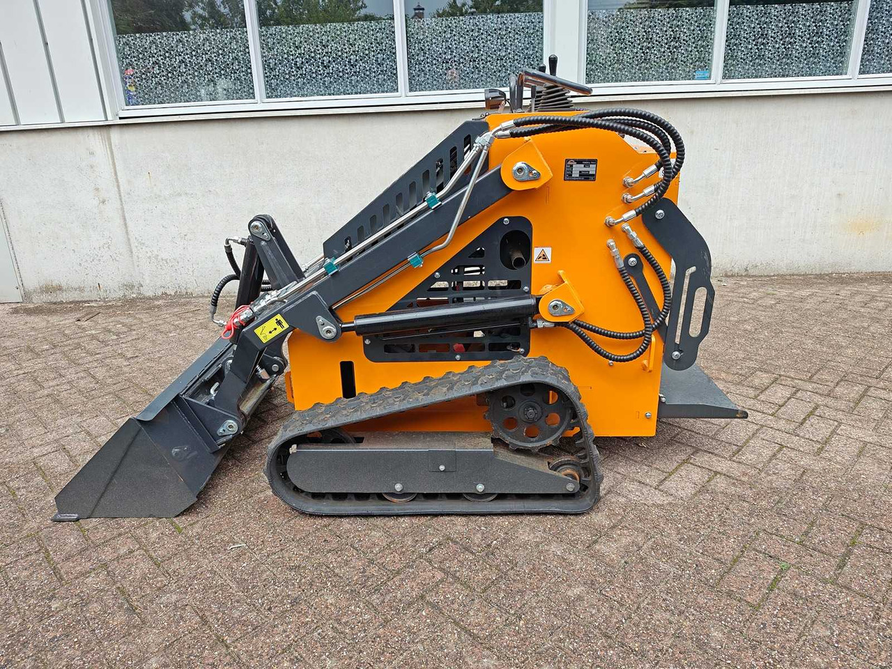 Arteer QB-480 - Mini homlokrakodó: 2 kép. Arteer QB-480 - Mini homlokrakodó: 2 kép.