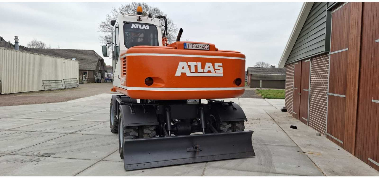Atlas 1304 - Gumikerekes kotró: 4 kép. Atlas 1304 - Gumikerekes kotró: 4 kép.