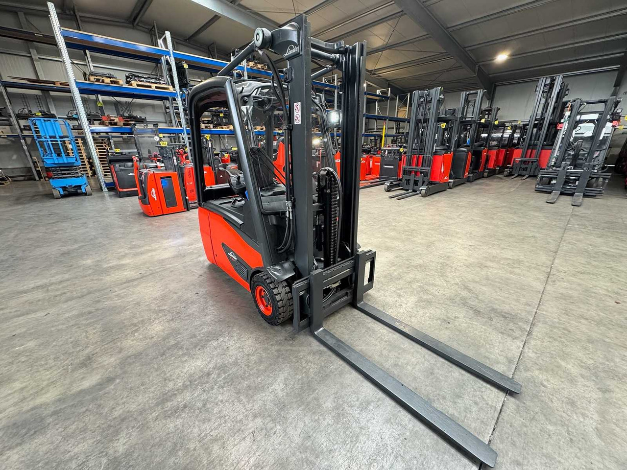 BATTERY 2021 SERVICE + UVV 07/26 LINDE E16 EVO 1,600KG DUPLEX FREE LIFT ELECTRIC FORKLIFT - Villás targonca: 5 kép. BATTERY 2021 SERVICE + UVV 07/26 LINDE E16 EVO 1,600KG DUPLEX FREE LIFT ELECTRIC FORKLIFT - Villás targonca: 5 kép.