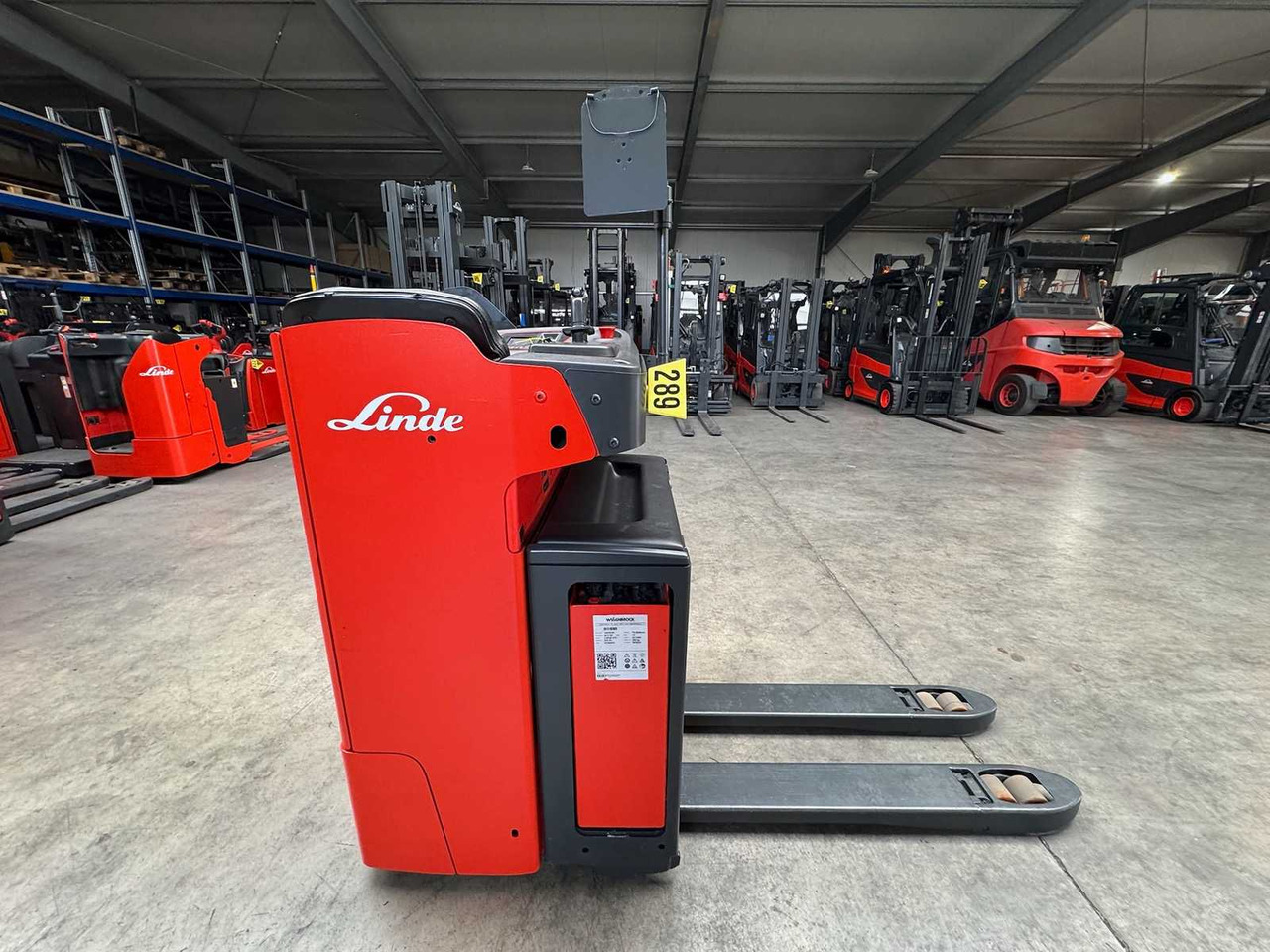BATTERY 46/2023 BJ.2020 SERVICE + UVV 08/2026 LINDE T20R PALLET TRUCK STACKER ANT 4,715 HOURS - Villás targonca: 2 kép. BATTERY 46/2023 BJ.2020 SERVICE + UVV 08/2026 LINDE T20R PALLET TRUCK STACKER ANT 4,715 HOURS - Villás targonca: 2 kép.