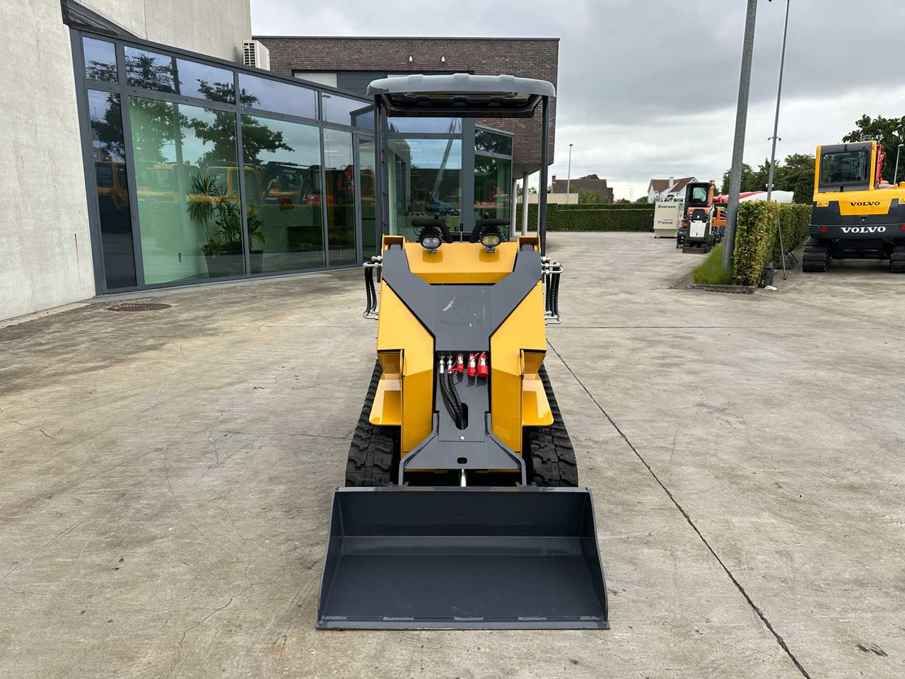 BISON DECK - 2025 - BT360 - SKID STEER LOADER - Kompakt lánctalpas rakodó: 2 kép. BISON DECK - 2025 - BT360 - SKID STEER LOADER - Kompakt lánctalpas rakodó: 2 kép.