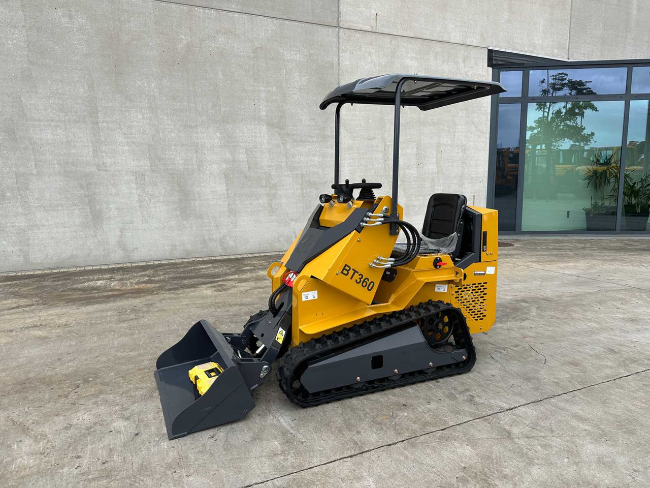 BISON DECK - 2025 - BT360 - SKID STEER LOADER - Kompakt lánctalpas rakodó: 1 kép. BISON DECK - 2025 - BT360 - SKID STEER LOADER - Kompakt lánctalpas rakodó: 1 kép.