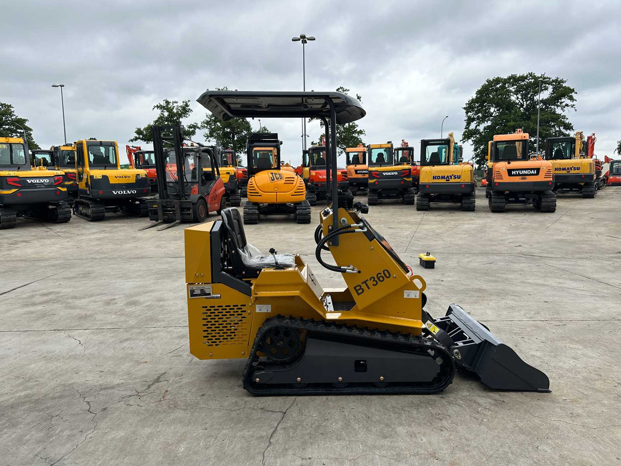 BISON DECK - 2025 - BT360 - SKID STEER LOADER - Kompakt lánctalpas rakodó: 4 kép. BISON DECK - 2025 - BT360 - SKID STEER LOADER - Kompakt lánctalpas rakodó: 4 kép.