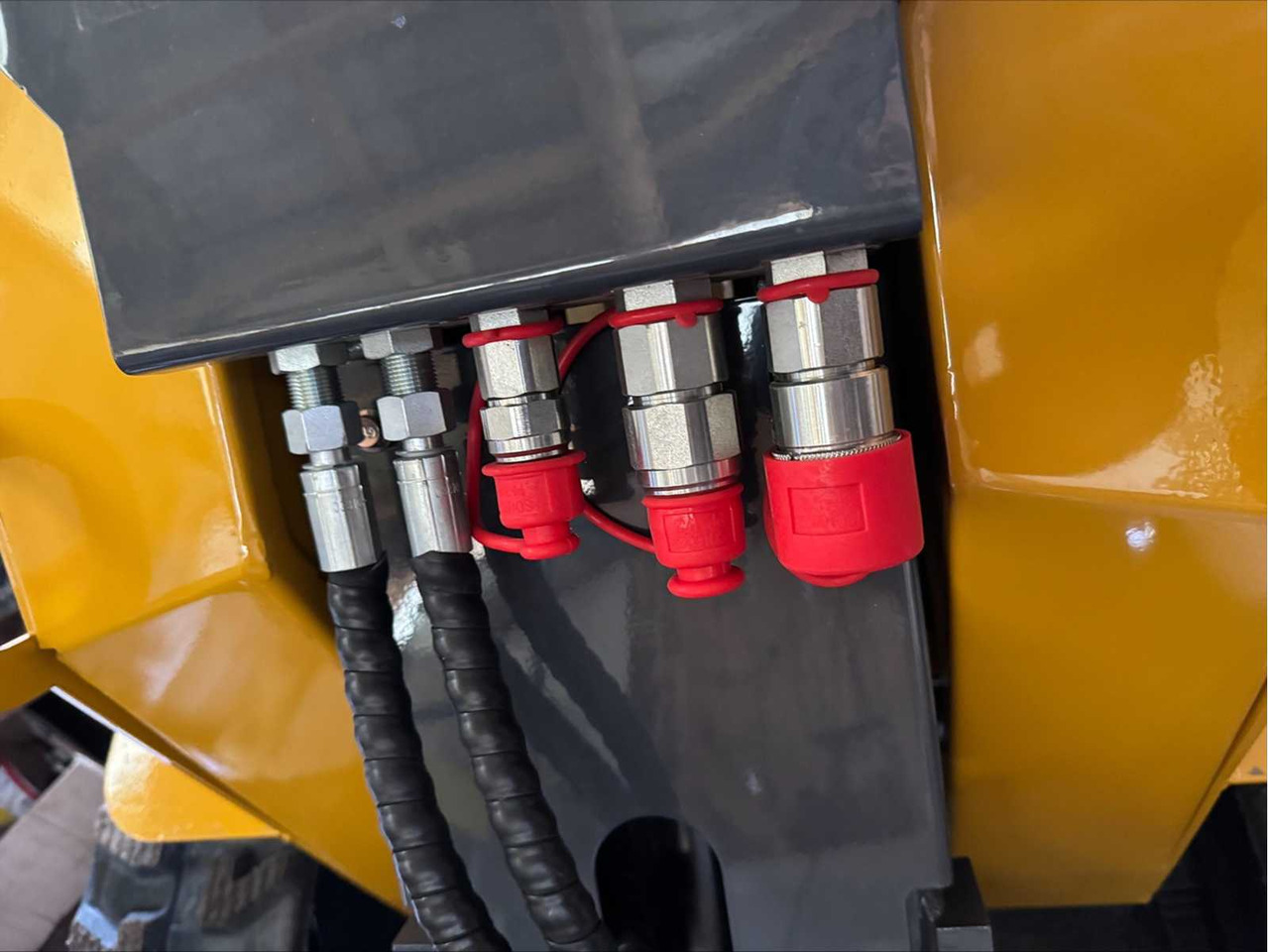 BISONTEK - 2024 - BT360 - SKID STEER LOADER - Kompakt lánctalpas rakodó: 3 kép. BISONTEK - 2024 - BT360 - SKID STEER LOADER - Kompakt lánctalpas rakodó: 3 kép.