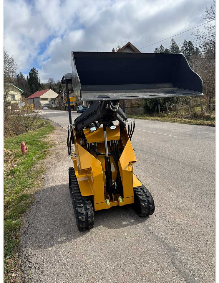 BISONTEK - 2024 - BT360 - SKID STEER LOADER - Kompakt lánctalpas rakodó: 5 kép. BISONTEK - 2024 - BT360 - SKID STEER LOADER - Kompakt lánctalpas rakodó: 5 kép.