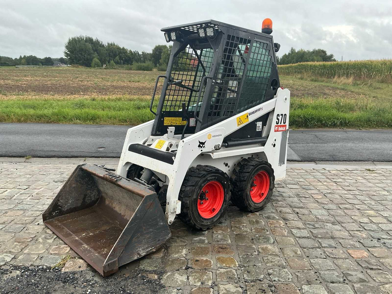 BOBCAT S70 - Mini homlokrakodó: 1 kép. BOBCAT S70 - Mini homlokrakodó: 1 kép.