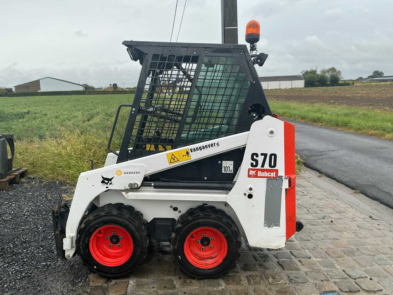 BOBCAT S70 - Mini homlokrakodó: 5 kép. BOBCAT S70 - Mini homlokrakodó: 5 kép.