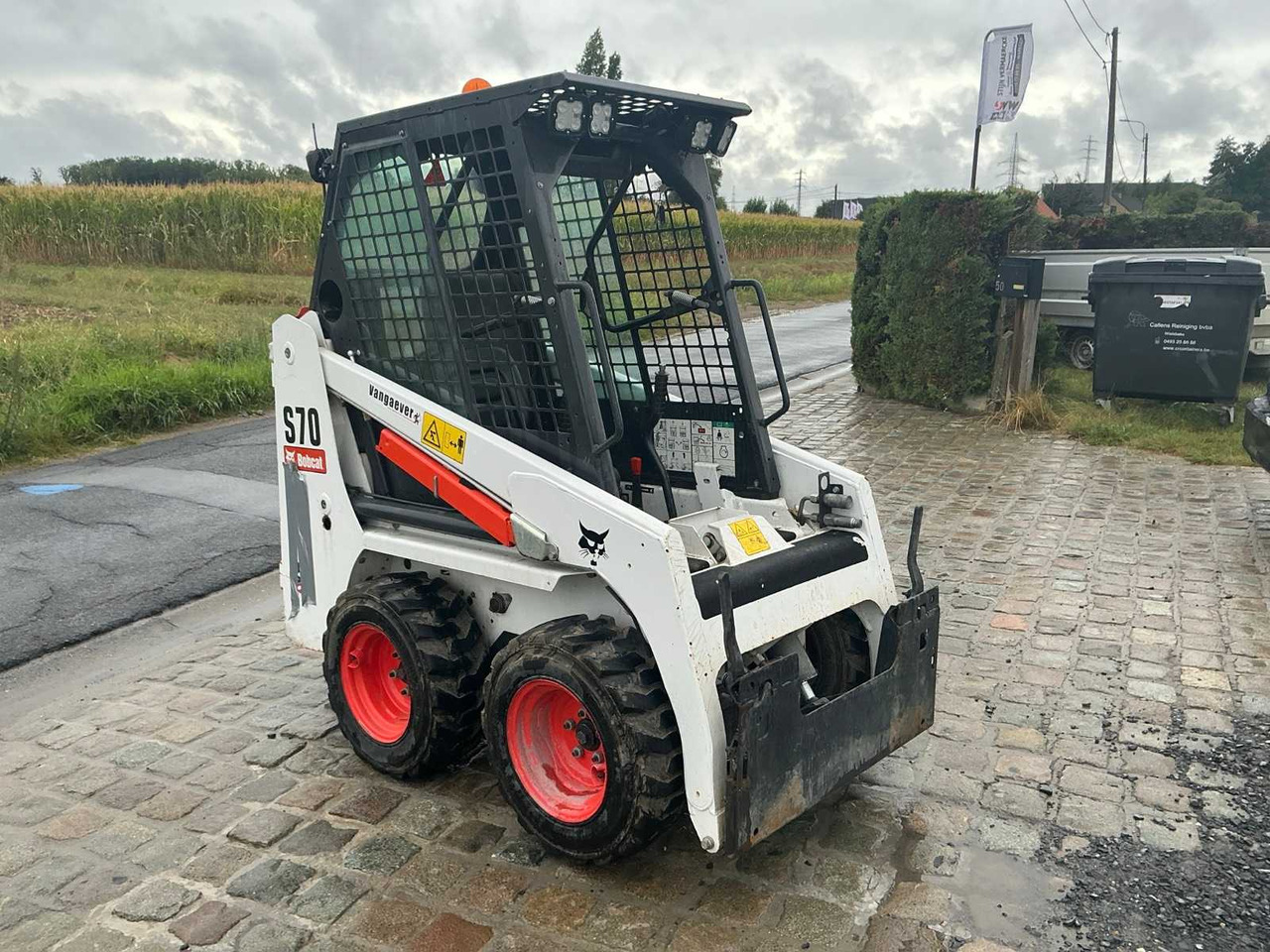 BOBCAT S70 - Mini homlokrakodó: 4 kép. BOBCAT S70 - Mini homlokrakodó: 4 kép.