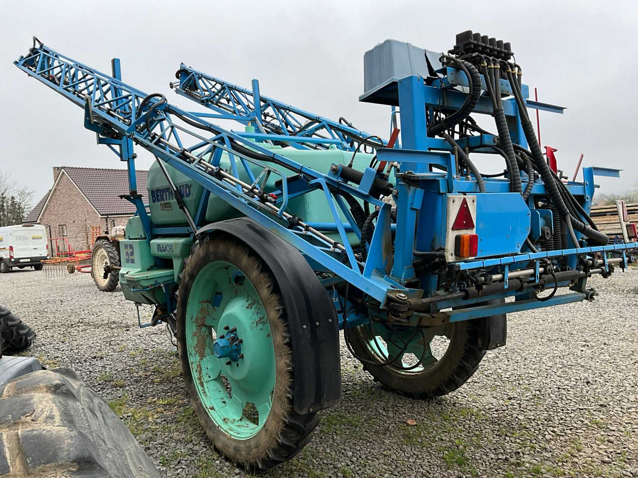 Berthoud MAJE32AX27 - Permetezők: 5 kép. Berthoud MAJE32AX27 - Permetezők: 5 kép.