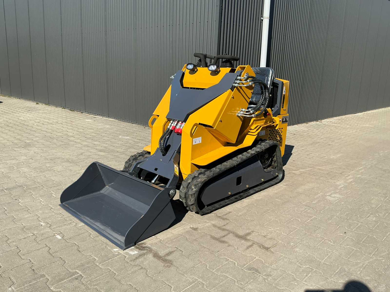 Bison Tek BT360 - Mini homlokrakodó: 2 kép. Bison Tek BT360 - Mini homlokrakodó: 2 kép.