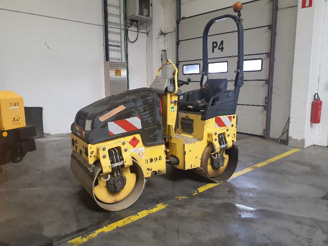 Bomag BW100ADM - Talajtömörítő: 1 kép. Bomag BW100ADM - Talajtömörítő: 1 kép.