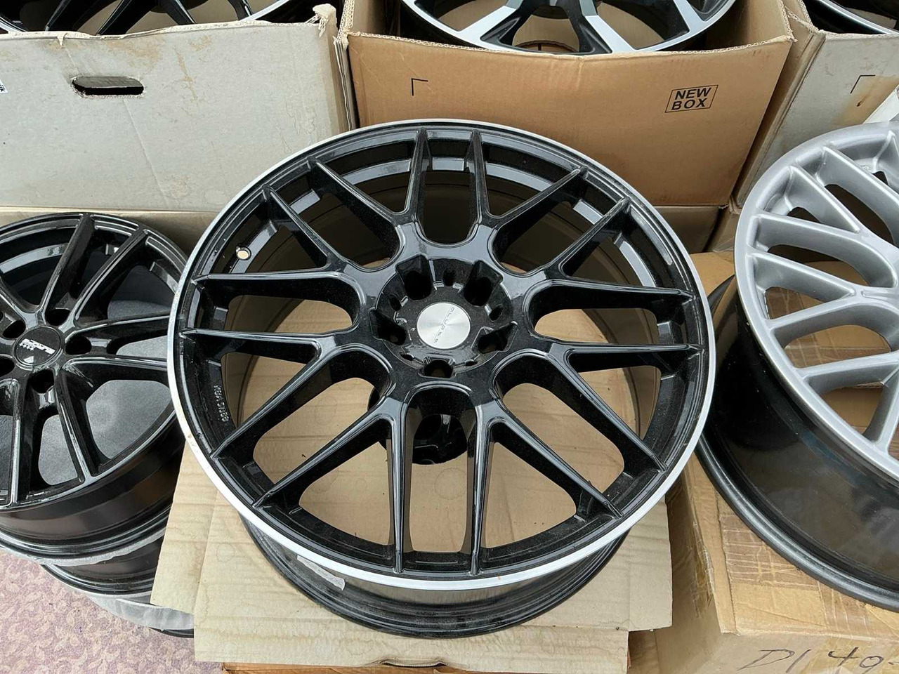 Bundle of alloy rims - Gumiabroncsok és felnik - Traktor: 4 kép. Bundle of alloy rims - Gumiabroncsok és felnik - Traktor: 4 kép.