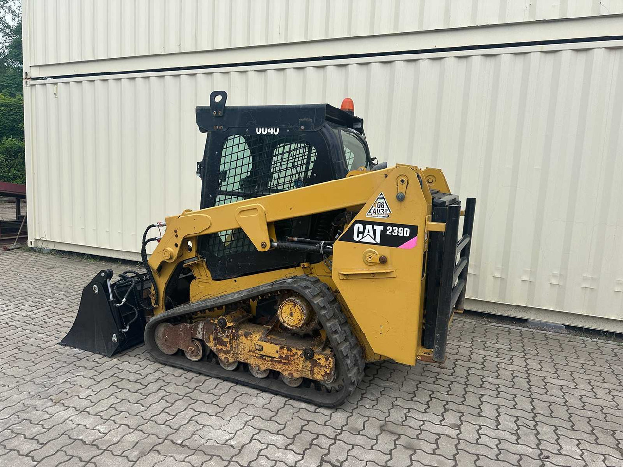 CAT 239D - Mini homlokrakodó: 3 kép. CAT 239D - Mini homlokrakodó: 3 kép.