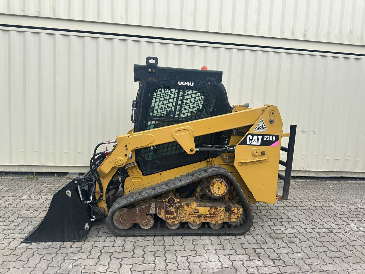 CAT 239D - Mini homlokrakodó: 2 kép. CAT 239D - Mini homlokrakodó: 2 kép.