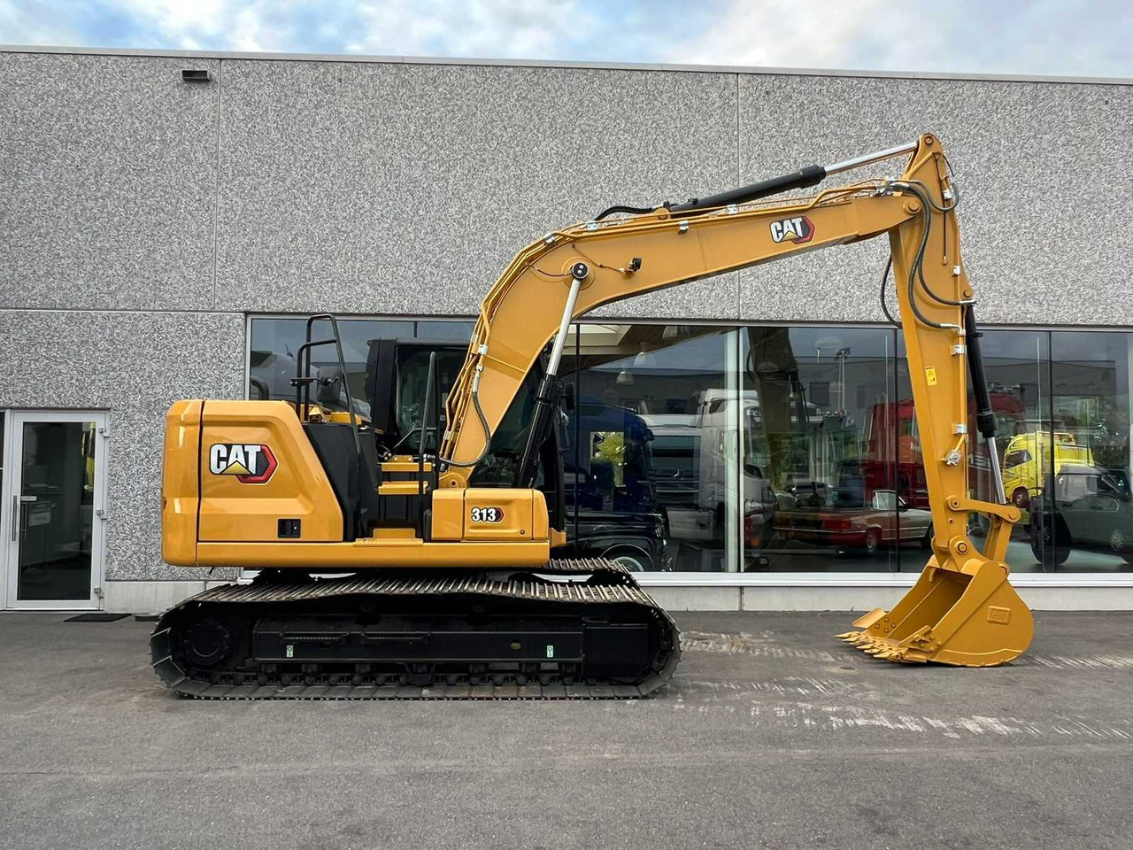 CAT 313 - Lánctalpas kotró: 2 kép. CAT 313 - Lánctalpas kotró: 2 kép.