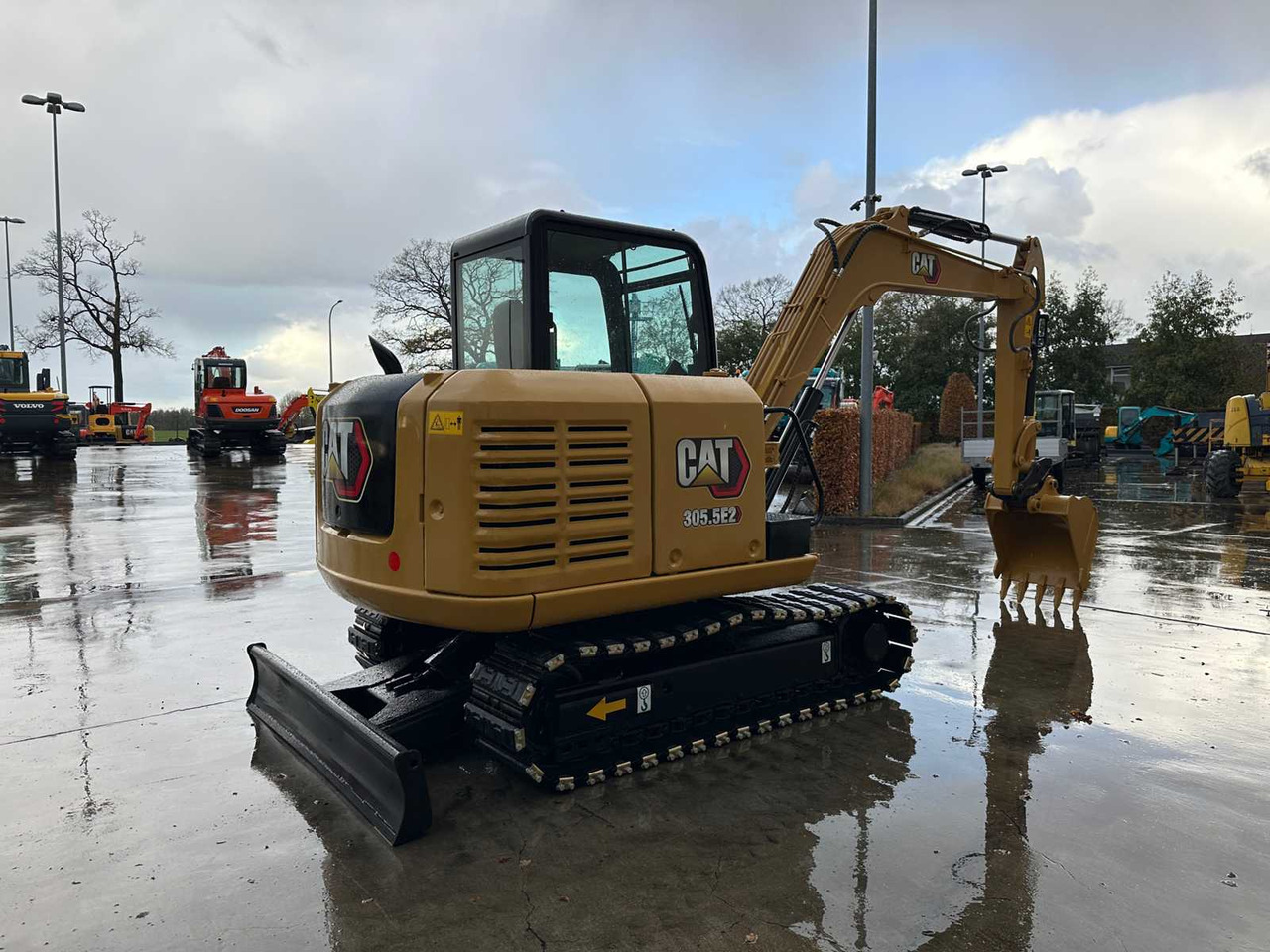 CATERPILLAR - 2017 - 305.5E2 - MIDI EXCAVATOR - Kotrógép: 4 kép. CATERPILLAR - 2017 - 305.5E2 - MIDI EXCAVATOR - Kotrógép: 4 kép.