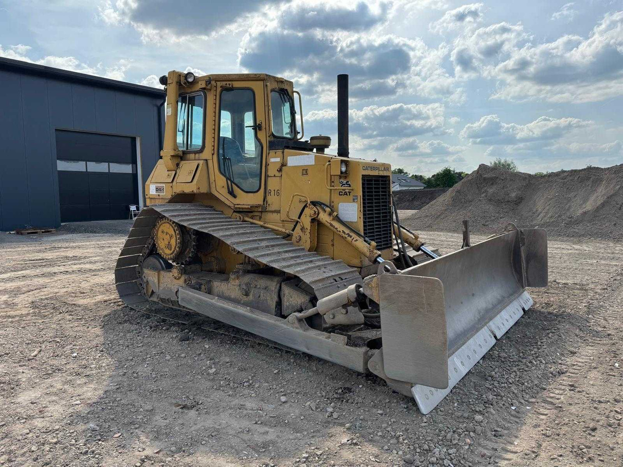 CATERPILLAR D4H BULLDOZER, YEAR 1986 - Buldózer: 4 kép. CATERPILLAR D4H BULLDOZER, YEAR 1986 - Buldózer: 4 kép.