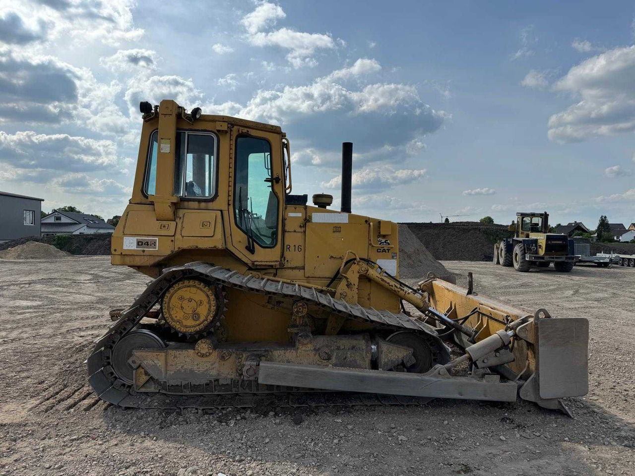 CATERPILLAR D4H BULLDOZER, YEAR 1986 - Buldózer: 3 kép. CATERPILLAR D4H BULLDOZER, YEAR 1986 - Buldózer: 3 kép.