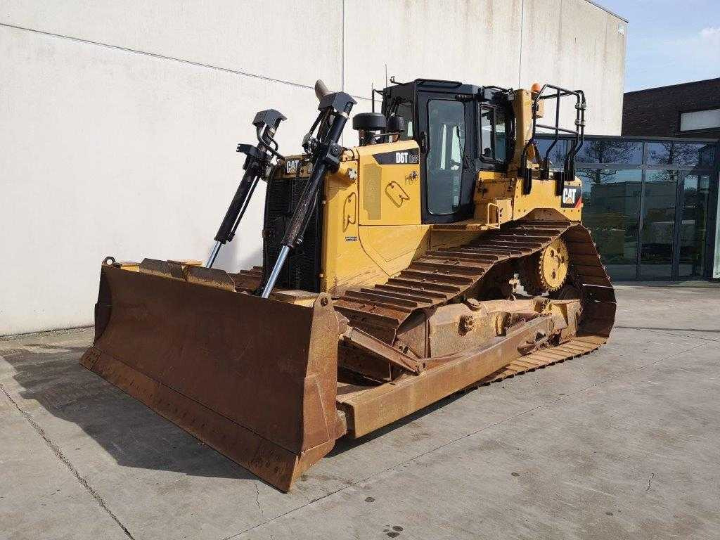 CATERPILLAR D6T LGP - Buldózer: 2 kép. CATERPILLAR D6T LGP - Buldózer: 2 kép.