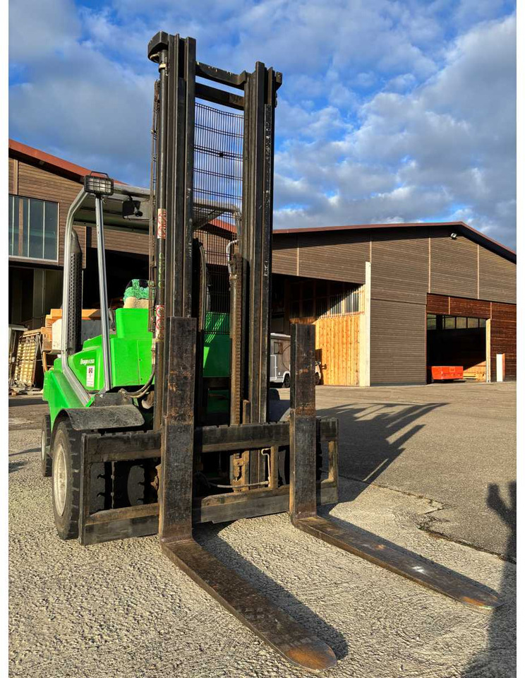 CESAB DRAGO H 350 DIESEL FORKLIFT - Villás targonca: 3 kép. CESAB DRAGO H 350 DIESEL FORKLIFT - Villás targonca: 3 kép.