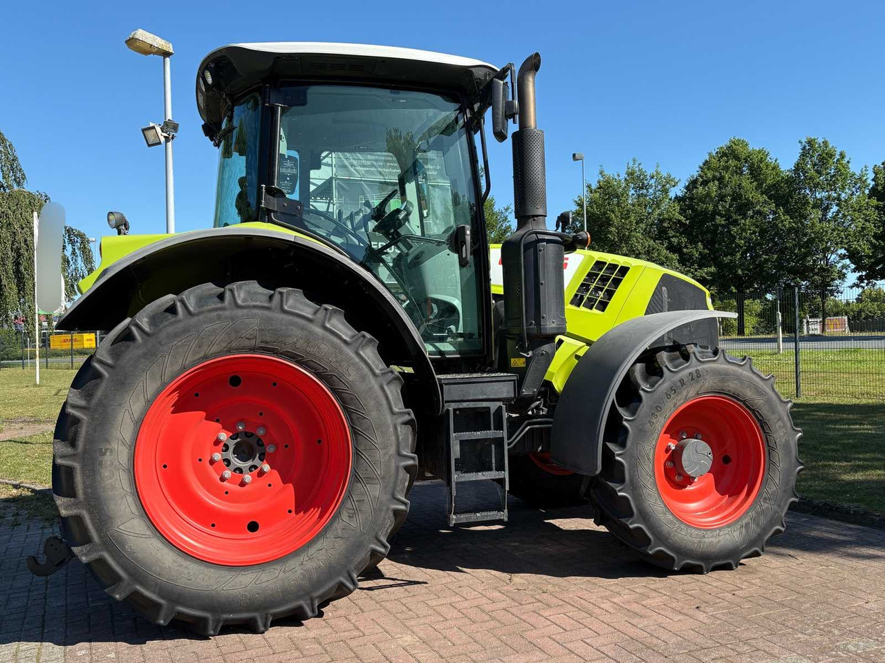 CLAAS Arion 510 CIS - Traktor: 2 kép. CLAAS Arion 510 CIS - Traktor: 2 kép.