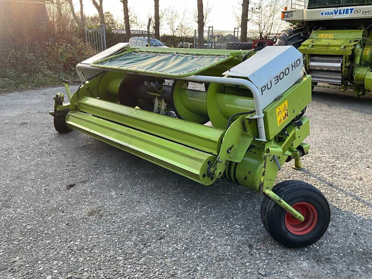 CLAAS PU 300 HD GRAS PICKUP - Önjáró szecskázógép: 3 kép. CLAAS PU 300 HD GRAS PICKUP - Önjáró szecskázógép: 3 kép.