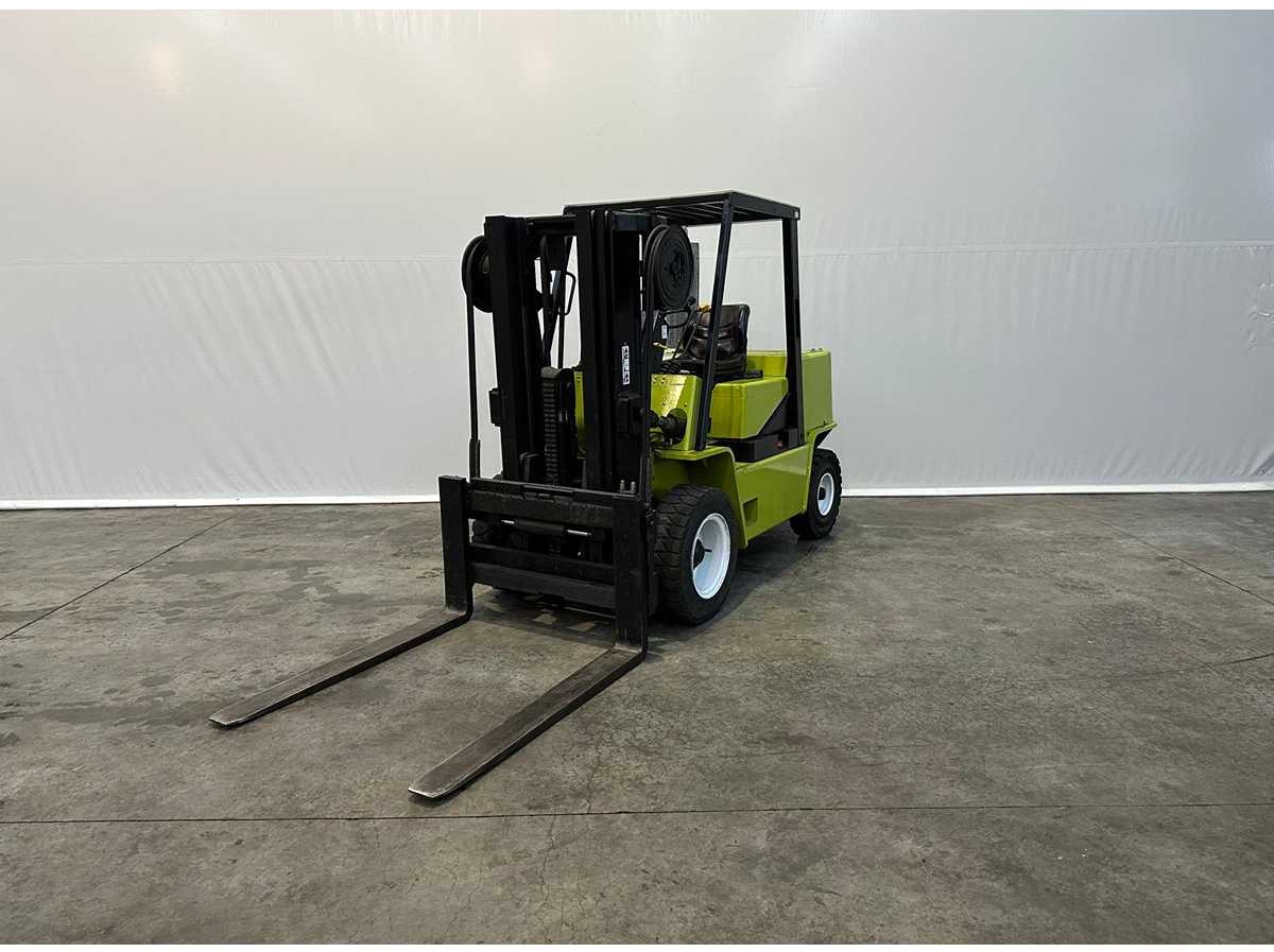 CLARK - GPX 40 D - FORKLIFT TRUCKS - 1996 - Villás targonca: 1 kép. CLARK - GPX 40 D - FORKLIFT TRUCKS - 1996 - Villás targonca: 1 kép.