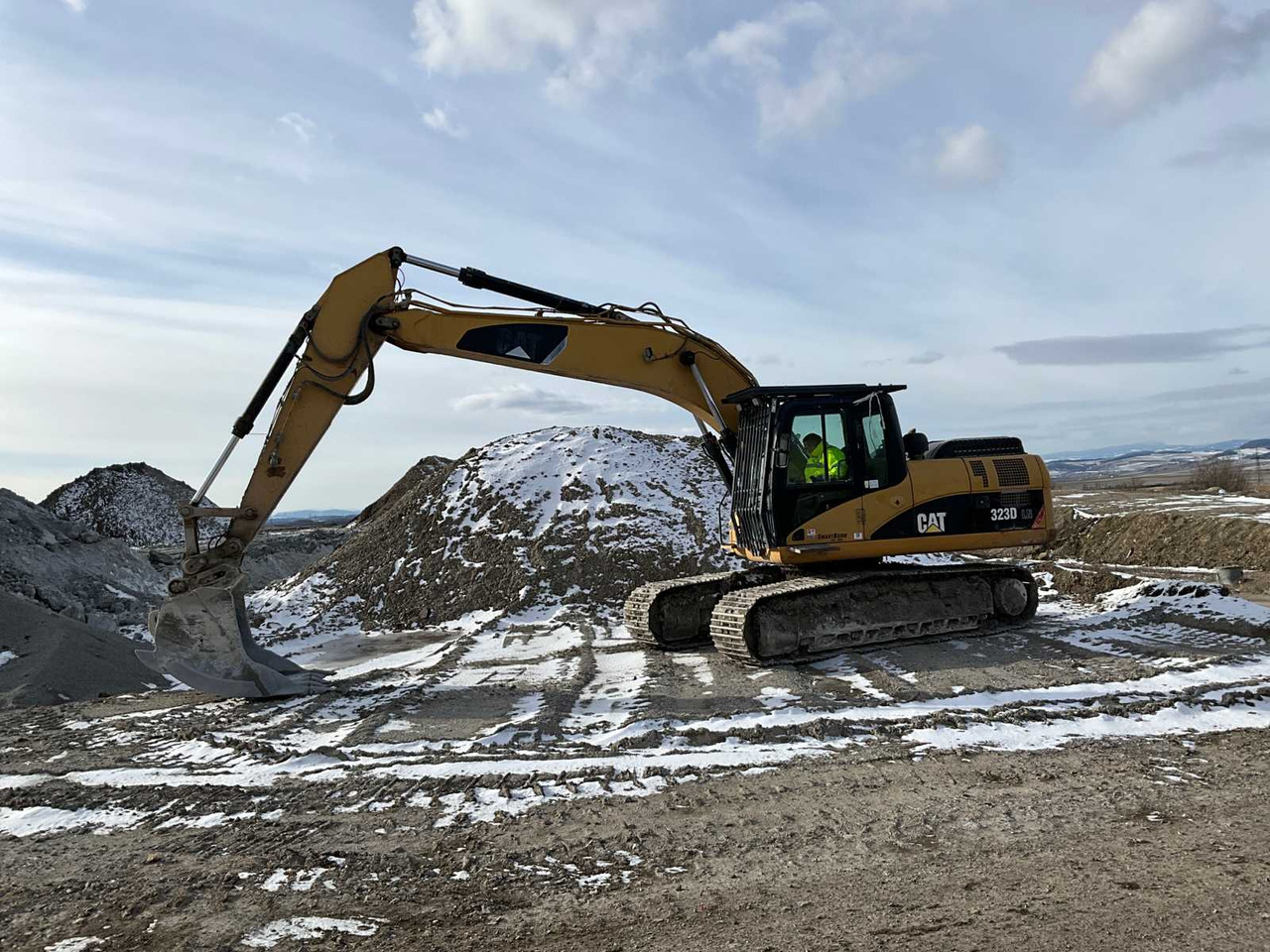 Cat 323D LN - Lánctalpas kotró: 1 kép. Cat 323D LN - Lánctalpas kotró: 1 kép.