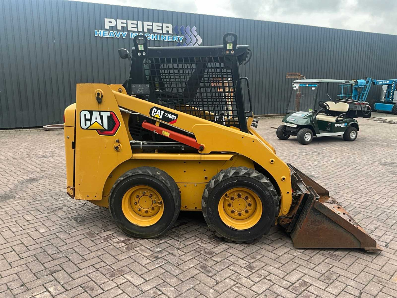 Caterpillar 216B3 - Mini homlokrakodó: 5 kép. Caterpillar 216B3 - Mini homlokrakodó: 5 kép.