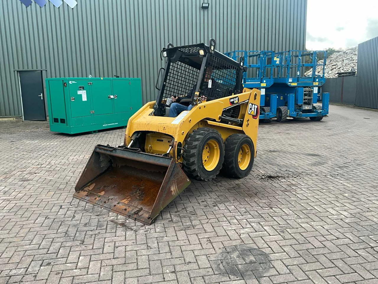 Caterpillar 216B3 - Mini homlokrakodó: 2 kép. Caterpillar 216B3 - Mini homlokrakodó: 2 kép.