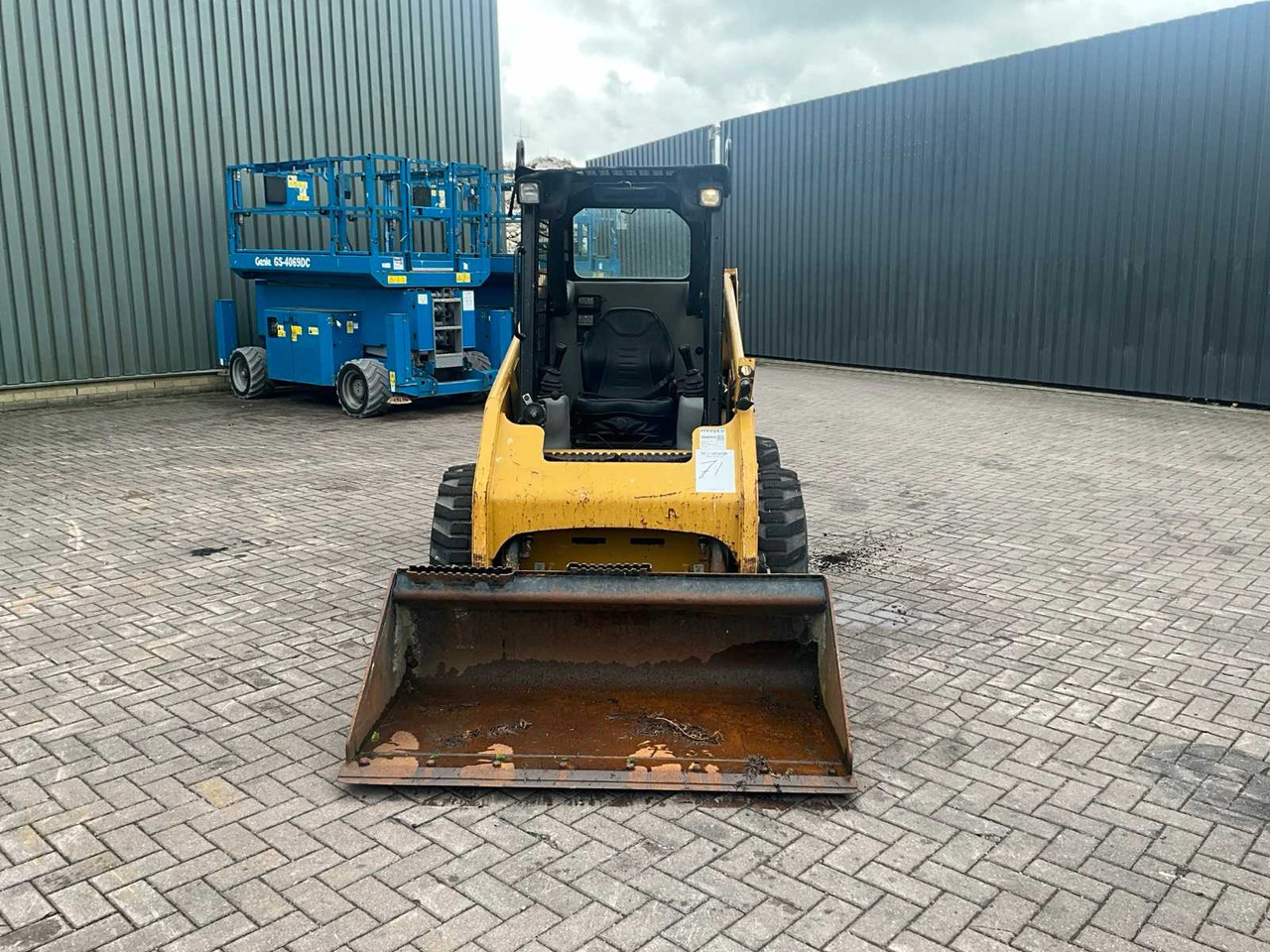 Caterpillar 216B3 - Mini homlokrakodó: 3 kép. Caterpillar 216B3 - Mini homlokrakodó: 3 kép.