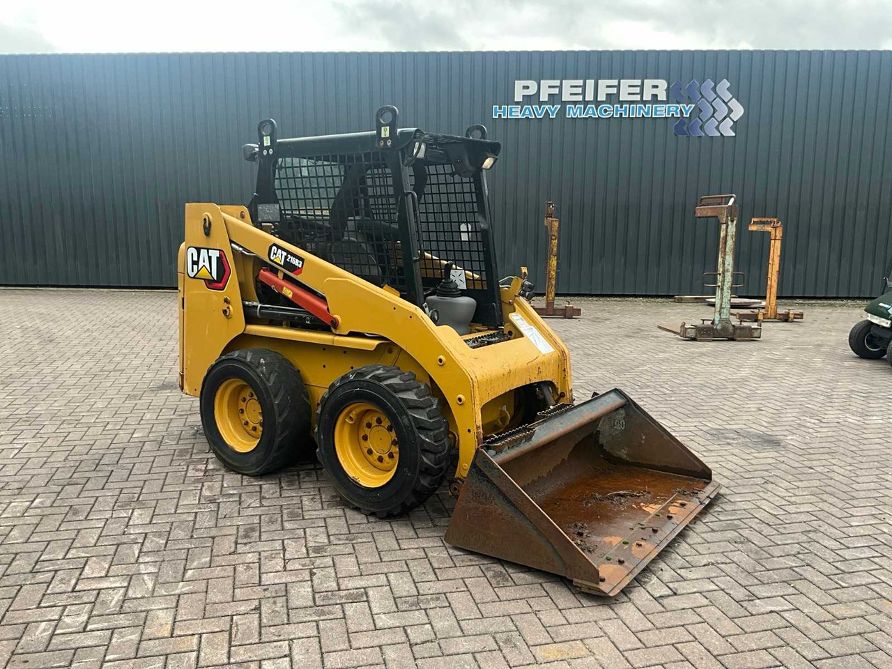 Caterpillar 216B3 - Mini homlokrakodó: 4 kép. Caterpillar 216B3 - Mini homlokrakodó: 4 kép.
