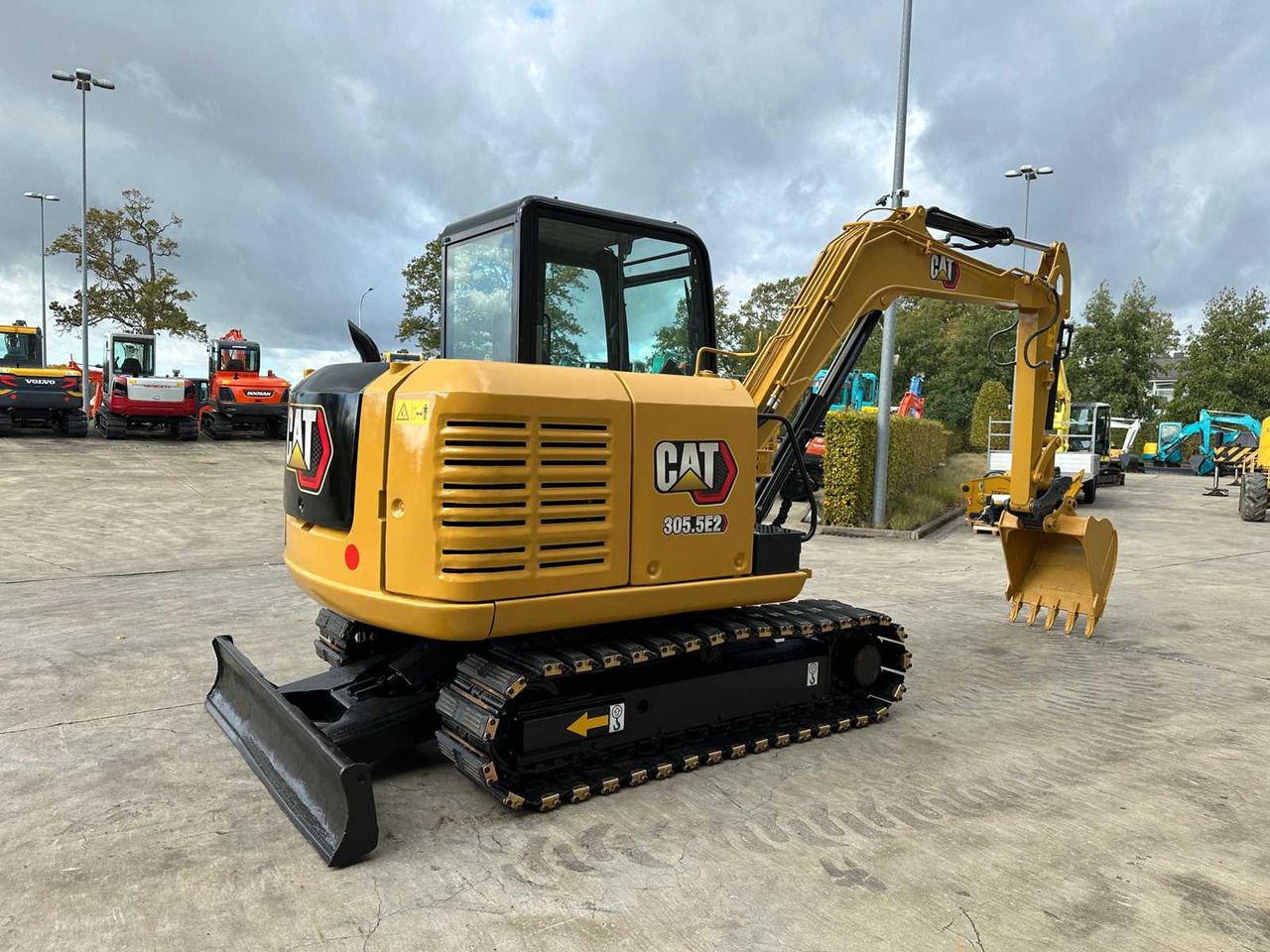 Caterpillar 305.5E2 - Minikotró: 4 kép. Caterpillar 305.5E2 - Minikotró: 4 kép.