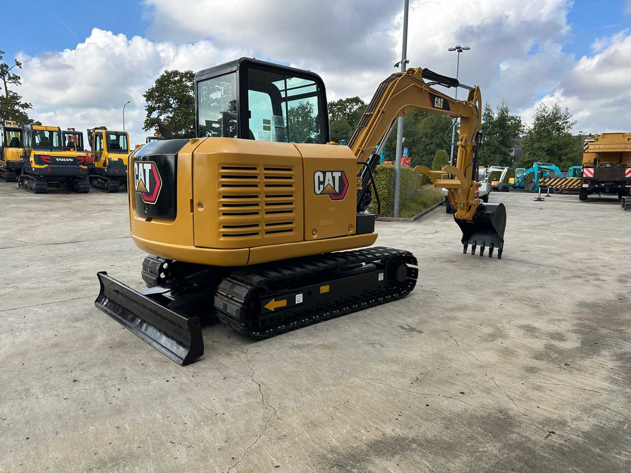 Caterpillar 306E2 - Lánctalpas kotró: 4 kép. Caterpillar 306E2 - Lánctalpas kotró: 4 kép.