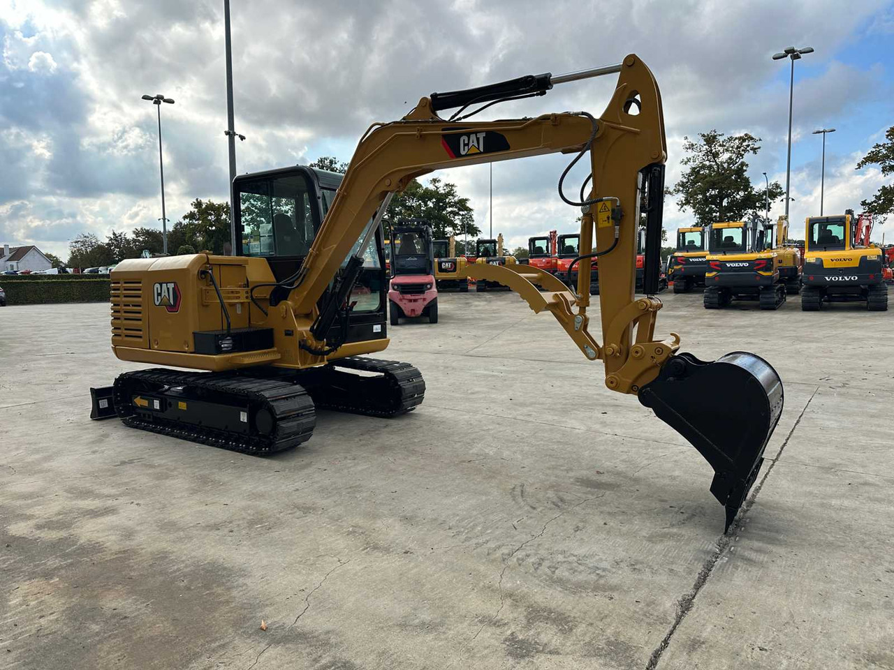 Caterpillar 306E2 - Lánctalpas kotró: 3 kép. Caterpillar 306E2 - Lánctalpas kotró: 3 kép.