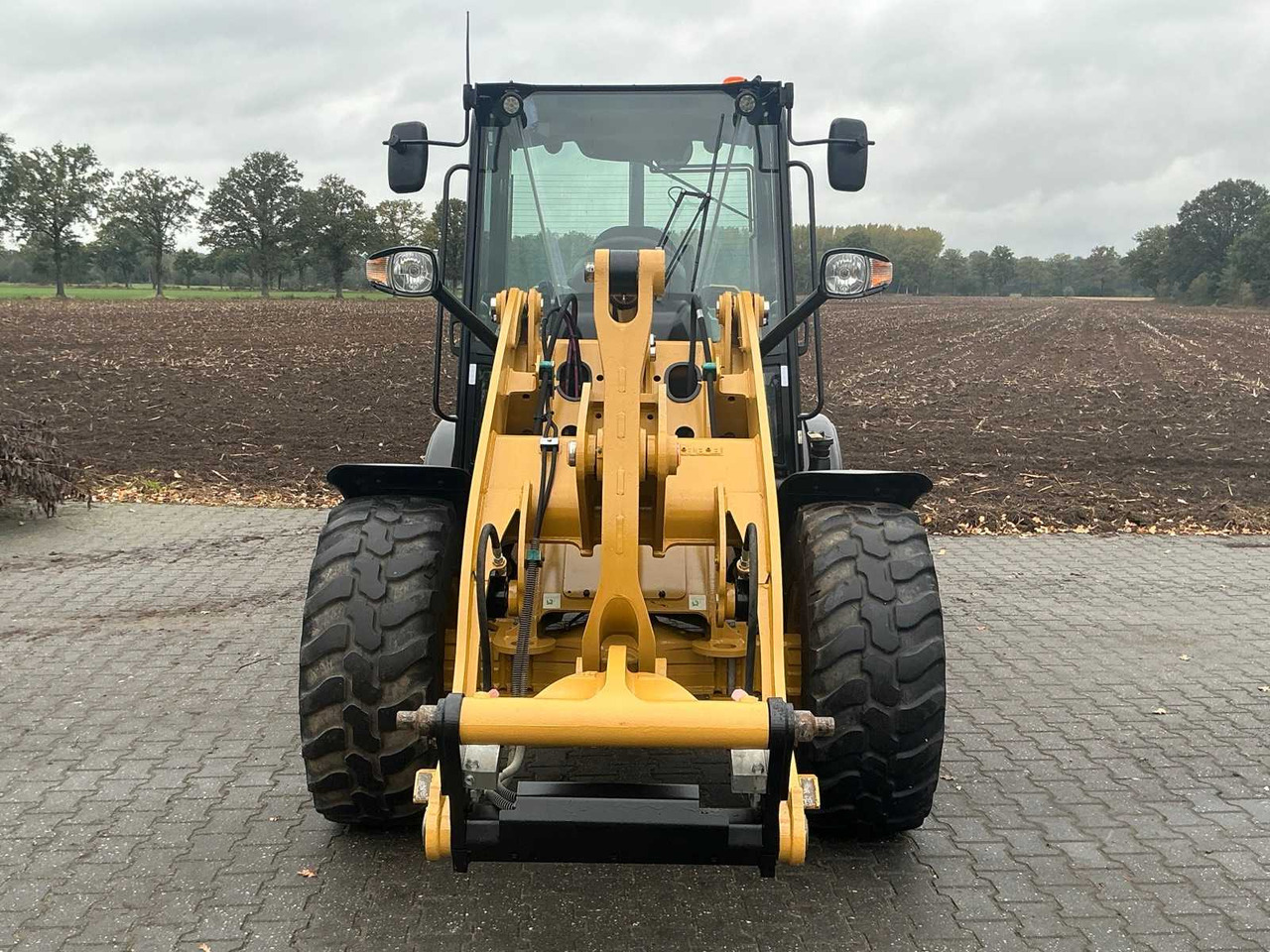 Caterpillar 906M - Gumikerekes homlokrakodó: 3 kép. Caterpillar 906M - Gumikerekes homlokrakodó: 3 kép.