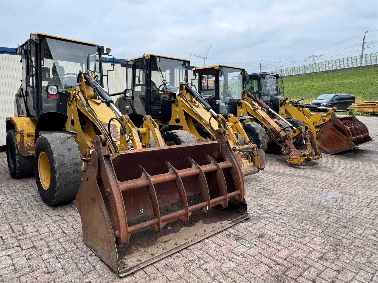 Caterpillar 908  908 908H 906 wegens contractbreuk - Gumikerekes homlokrakodó: 2 kép. Caterpillar 908  908 908H 906 wegens contractbreuk - Gumikerekes homlokrakodó: 2 kép.